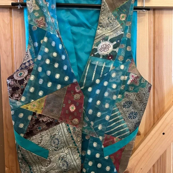 Patterned Vest - Picture 2 of 3